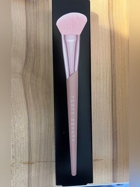 NIB FENTY BEAUTY FACE SHAPING 125 brush for cream and powder